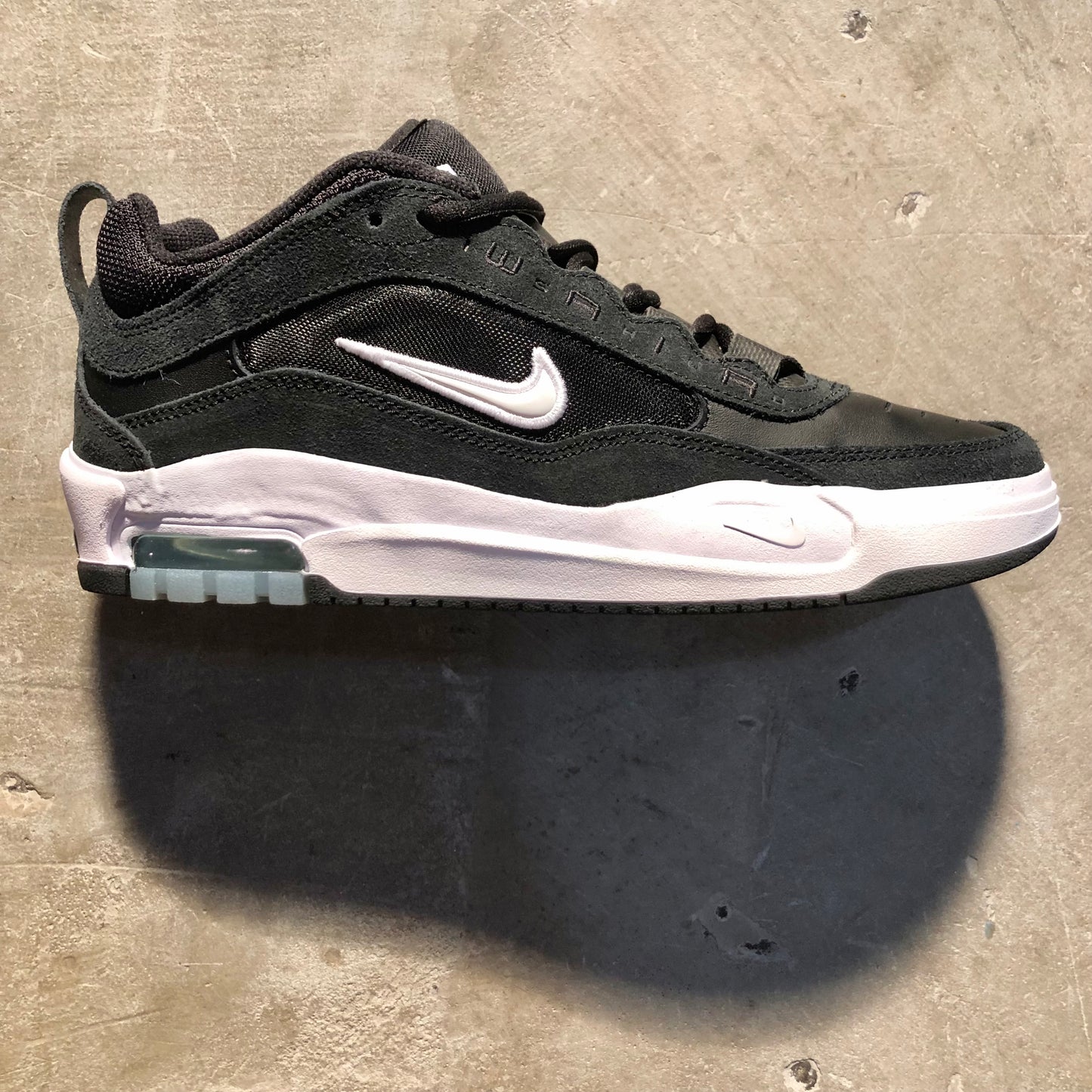 Nike SB - Air Max Ishod - Black / Black / White